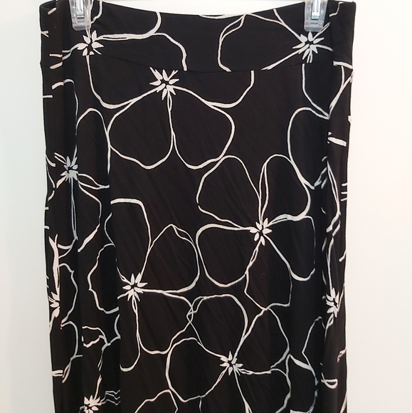 🤯2/$15 Joe Fresh Black and White Floral Rayon Skirt Size Medium (M) - Picture 2 of 4